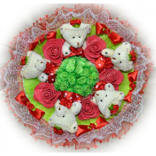 Букет из 5 мишек с цветочками красного цвета